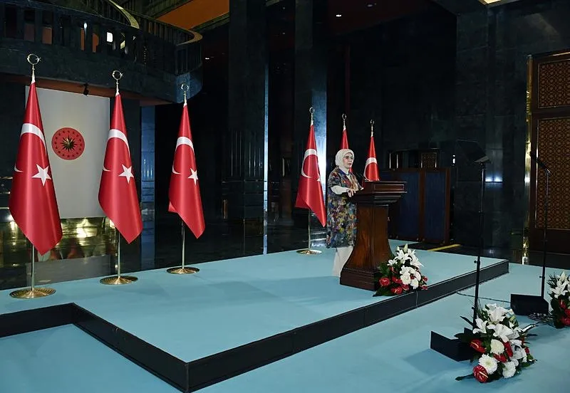 Emine Erdoğan, huzurevi sakinleriyle iftarda buluştu: "Kökleriyle bağı güçlü olan ağacı hiçbir rüzgar yıkamaz"-6