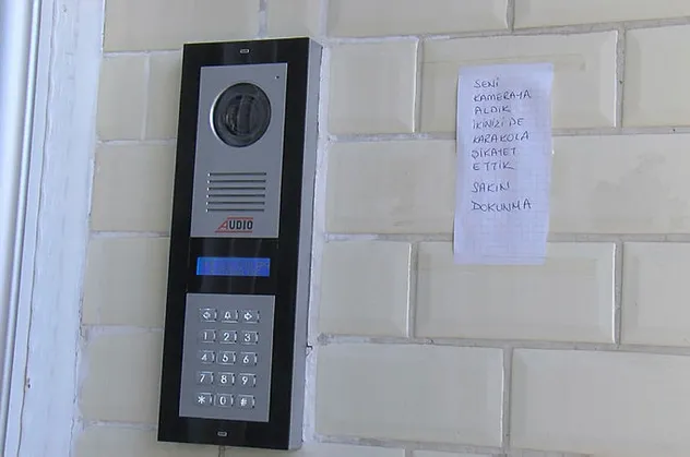 Bayrampaşa'da akıllara durgunluk veren hırsızlık! Apartman sakinleri hırsıza not bıraktı