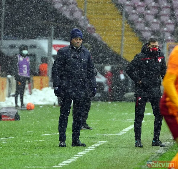 Kerem'in İki Şutunu, Emre Kılınç İle Etebo'nun Gollük Vuruşlarını Kaleci Ertuğrul Müthiş Kurtardı. Ancak Ömer'in Kornerinde Mohamed'in Köşeye Giden Şutunu...