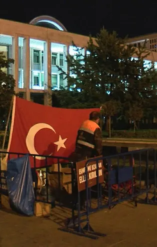 CHP'li Ekrem İmamoğlu tarafından işten atılan işçilerin İBB önündeki nöbeti 13. gününde