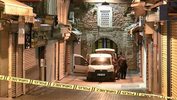 kapalicarsida-akil-almaz-hirsizlik-komando-yontemi-ile-girip-6-saat-kaldilar-1585674187689.jpeg Kapalıçarşı'da akılalmaz hırsızlık! Komando yöntemi ile girip 6 saat kaldılar-2