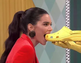 Kendall Jenner'a yayında ayakkabı ve terlik yedirdiler!