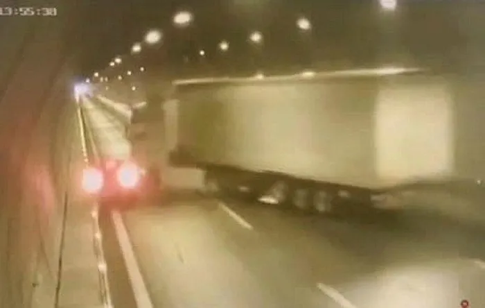 tunelde-zincirleme-kaza-o-anlar-kamerada-1705559342243.jpeg
