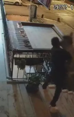 Bir yanda vahşet diğer yanda merhamet! Biri köpeği öldürmeye çalıştı biri kurtardı