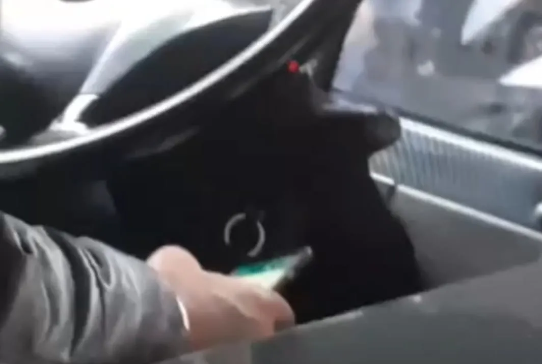 İETT şoförü direksiyonda telefonuyla oynadı