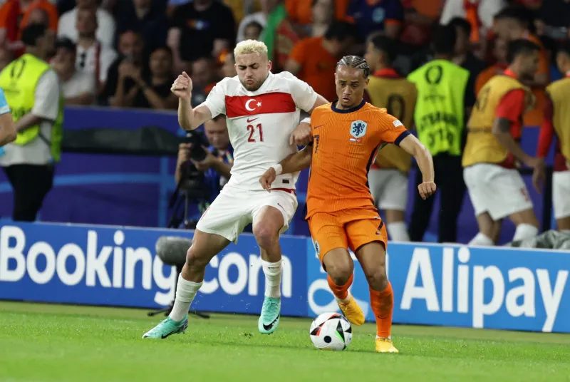 Galatasaray'ın yıldızı İngiltere'ye uçtu! Ada basını görüşeceği takımları yazdı - 16