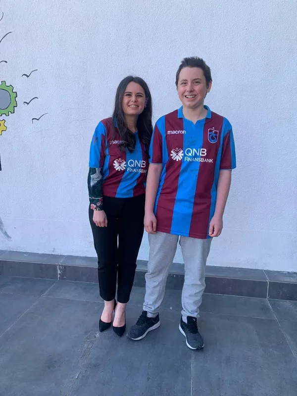 ogretmen-iddiayi-kaybetti-trabzonspor-formasi-giydi-1615634690767.jpg
