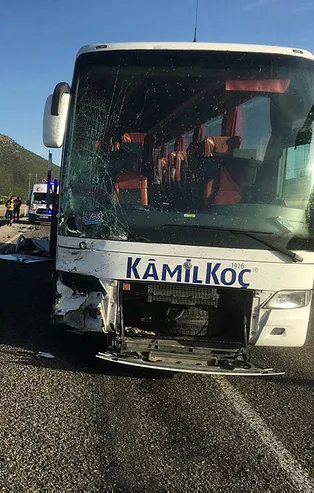 Isparta'da yolcu otobüsüyle hafif ticari araç çarpıştı! Ölü ve yaralılar var