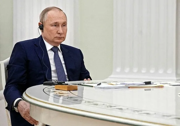 putin-ve-macrondan-ukrayna-zirvesi-kremlin-eli-cebinde-bekledigi-fotograflari-servis-etti-1644264463231.jpeg Putin ve Macron'dan 'Ukrayna' zirvesi! Kremlin eli cebinde beklediği fotoğrafları servis etti-3