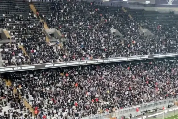 Bu sefer de Beşiktaş tribünlerini karıştırıyorlar