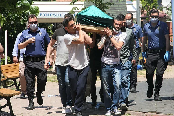 istanbulun-eyupsultani-cinayetle-sarsildi-1591875957950.jpg İstanbul'un Eyüpsultan'ı cinayetle sarsıldı! Baba olay yerine geldiğinde sinir krizi geçirdi-5