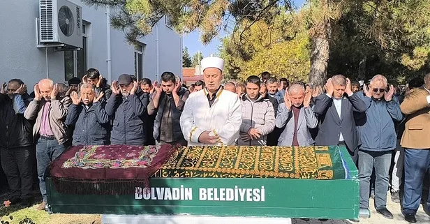 Gıda zehirlenmesi şüphesiyle ölen anne ile 2 çocuğu toprağa verildi