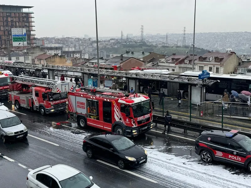 sislide-metrobuste-korku-dolu-anlar-dumanlar-yukseldi-yolcular-tahliye-edildi-1774708000693.jpeg Şişli’de metrobüste korku dolu anlar: Dumanlar yükseldi, yolcular tahliye edildi-4
