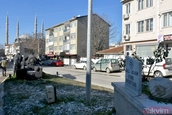 Edirne'de yol ortasında mezarlar! Mahalleli gözleri gibi bakıyor - 13