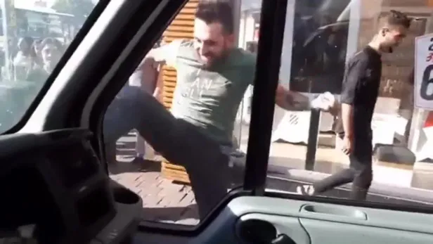 Kadıköy'de öfkeli minibüsçünün kamyonete saldırısı kamerada-1
