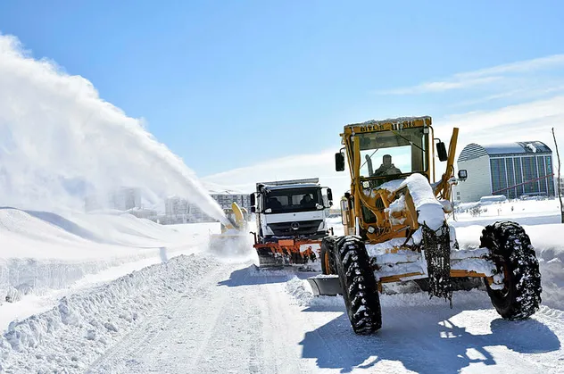 Bitlis'te kar kalınlığı 2 metreye ulaştı!