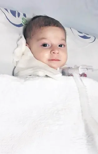 SMA hastalığıyla dünyaya gelen Ahsen bebek hastanede ilacını bekliyor