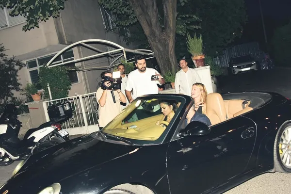 guzel-sunucu-asli-turanlidan-luks-arabali-nispet-olayli-ayrildigi-eski-sevgilisiyle-karsilasinca-1692828015866.jpeg Güzel sunucu Aslı Turanlı'dan lüks arabalı nispet! Olaylı ayrıldığı eski sevgilisiyle karşılaşınca...-2