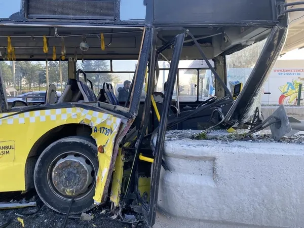 iett-yine-basrolde-faciadan-donuldu-otobus-gise-betonlarina-carpti-1649746342173.jpg İETT yine başrolde! Faciadan dönüldü: Otobüs gişe betonlarına çarptı-4