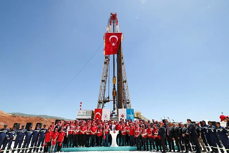 TBMM Başkanı Numan Kurtulmuş, Enerji ve Tabii Kaynaklar Bakanı Alparslan Bayraktar, AK Parti Grup Başkanı Abdullah Güler, AK Parti Genel Başkanvekili Mustafa Elitaş ve çok sayıda milletvekilinin katılımı ile Gabar Dağı'ndaki Şehit Esma Çevik-1 Nolu İlk Keşif Kuyusu'nda düzenlenen programa katılarak, konuşma yaptı. (AA)
