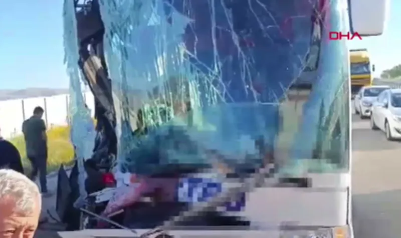 Yolcu otobüsü TIR'a çarptı (DHA)