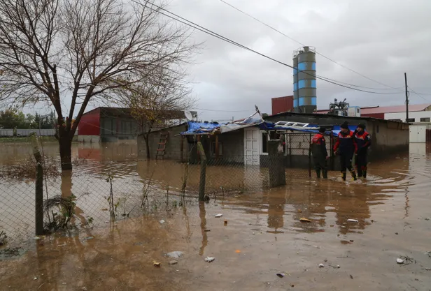 Adana'da sağanak yağış hayatı kabusa çevirdi! Araçlar yolda kaldı, evleri su bastı-4