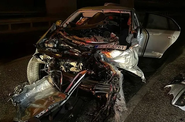 Çekmeköy'de aşırı hız felaketi getirdi! Bariyerlere saplandı motoru koptu: 3 ağır yaralı
