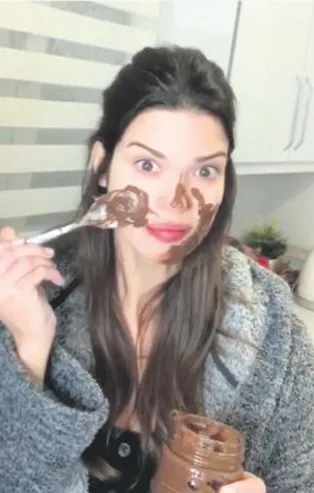 Larissa Gacemer kaşık kaşık çikolatayı yüzüne sürdü