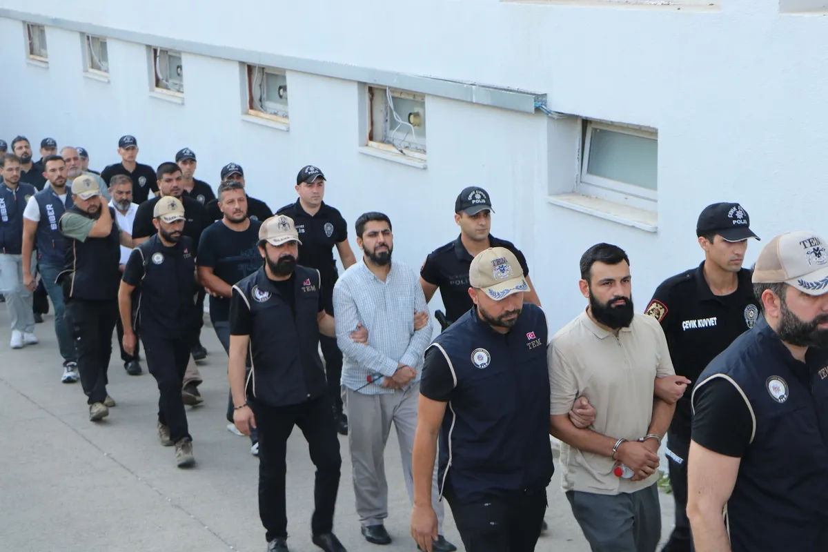 Din istismarına af yok! Suç örgütü lideri Alparslan Kuytul ve eşinin de aralarında bulunduğu 35 kişi tutuklandı-4