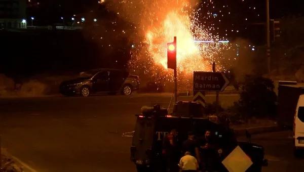 Son dakika: Diyarbakır'da korku dolu anlar! Dur ihtarına uymadı araçtan çanta attı-2