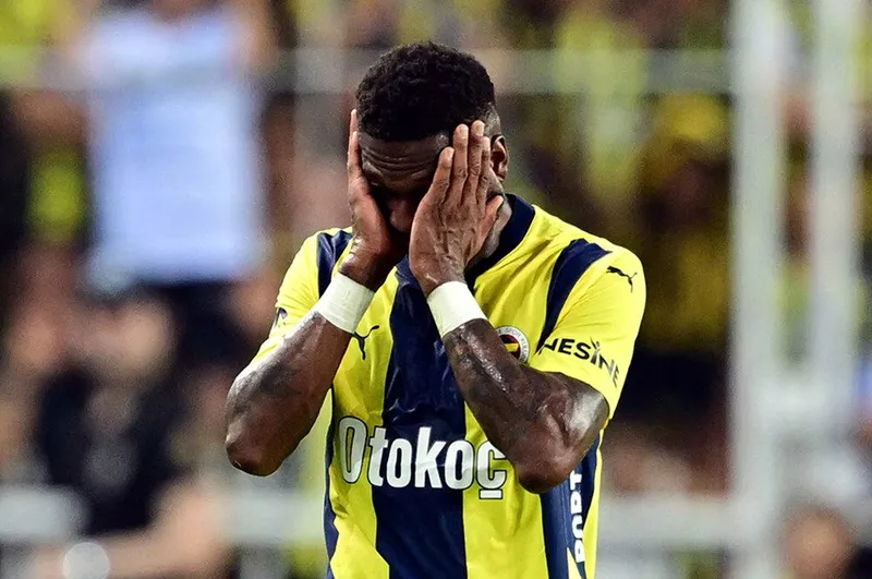 fenerbahcede-jose-mourinho-yildiz-futbolcunun-ustunu-cizdi-ayriligi-artik-hic-olmadigi-kadar-yakin-1722778799946.jpg Fred