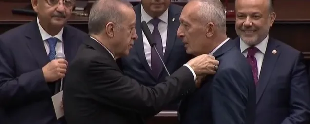 CHP Aydın İl Başkan Yardımcısı Mustafa Ertekin AK Partiye geçti! Rozetini Başkan Erdoğan taktı