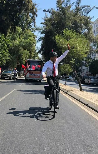 Şov peşinde koşan Tunç Soyer'e tepki! Bisikletle anayolda 45 dakikalık tur
