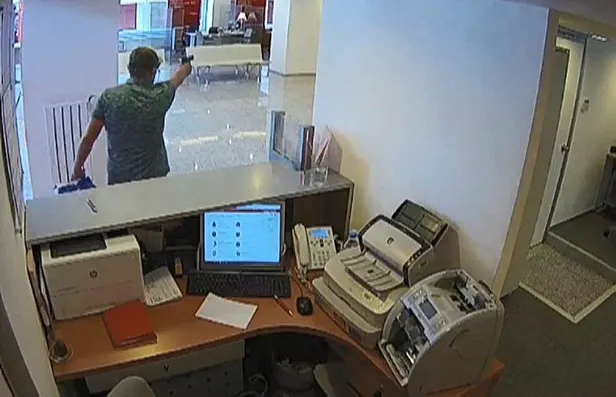 Bankada dehşet anları! Soygun yapmaya çalıştı ancak...-2