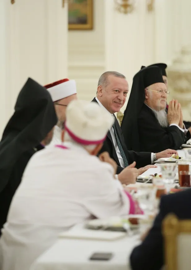 baskan-erdogan-azinlik-cemaatlerinin-temsilcileri-ile-iftarda-bir-araya-geldi-1620241697208.jpeg Başkan Erdoğan azınlık cemaatlerinin temsilcileri ile iftarda bir araya geldi-1