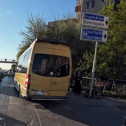 Kaldırımda ilerleyen yolcu minibüsü kameraya yansıdı