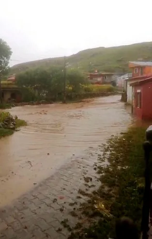 Ardahan'da sel! Evleri su bastı AFAD ekipleri hasar tespit çalışması başlattı