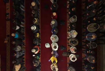 Emevi Camii’nde 50 yıl sonra bir ilk! Ramazan’ın ilk teravih namazı Gaziantep halısı üzerinde! | Dikkat çeken Esad detayı