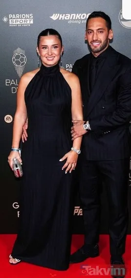 Hakan Çalhanoğlu ve eşinden Milano pozu! Boşanma krizinden sonra mutlu aile tablosu - 13