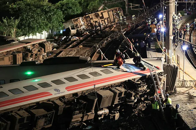 Tayvan'daki tren kazasında bilanço ağırlaşıyor: 17 ölü