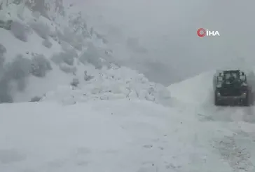 Hakkari-Şırnak kara yoluna çığ düştü