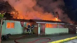 Alkollü şahıs, annesin de içinde olduğu evi ateşe verdi! İtfaiye amirinden alkışlanacak hareket: Türk barağını yanmaktan kurtardı