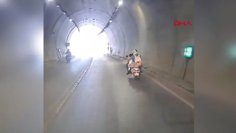 Motosiklet üzerinde tehlikeli yolculuk: Görenler hayrete düştü! O anlar telefon kamerasına böyle yansıdı-2