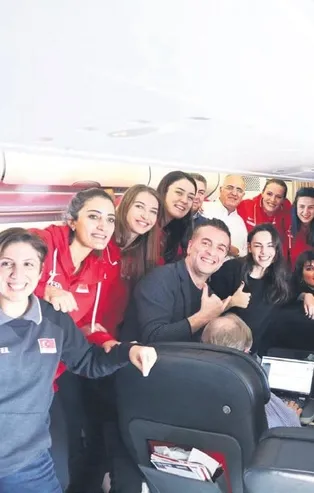 'Baba Parası'nın oyuncuları Filenin Sultanları ile aynı uçakta karşılaştı