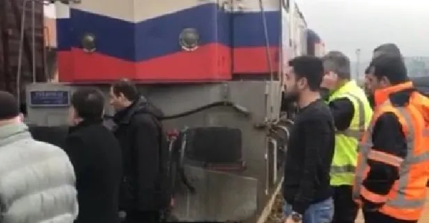 Elazığ’da bilet bulamayan yolcular, trenin önünü kesti