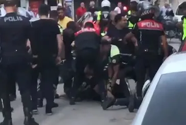 Araçlarına çarpan sürücüye mahalleliden meydan dayağı!