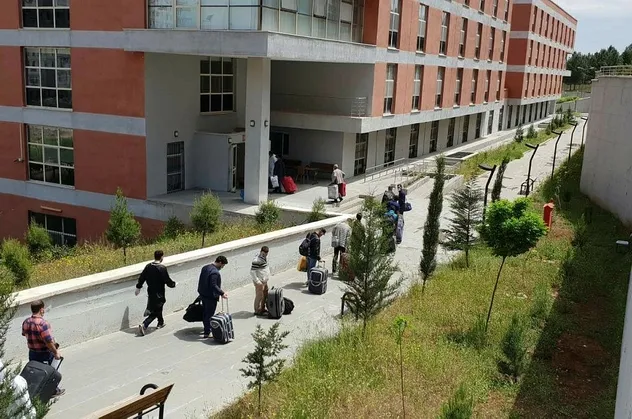 Son dakika: Irak ve Cezayir'den getirilen 373 kişi Şanlıurfa'daki yurtlarda karantinaya alındı