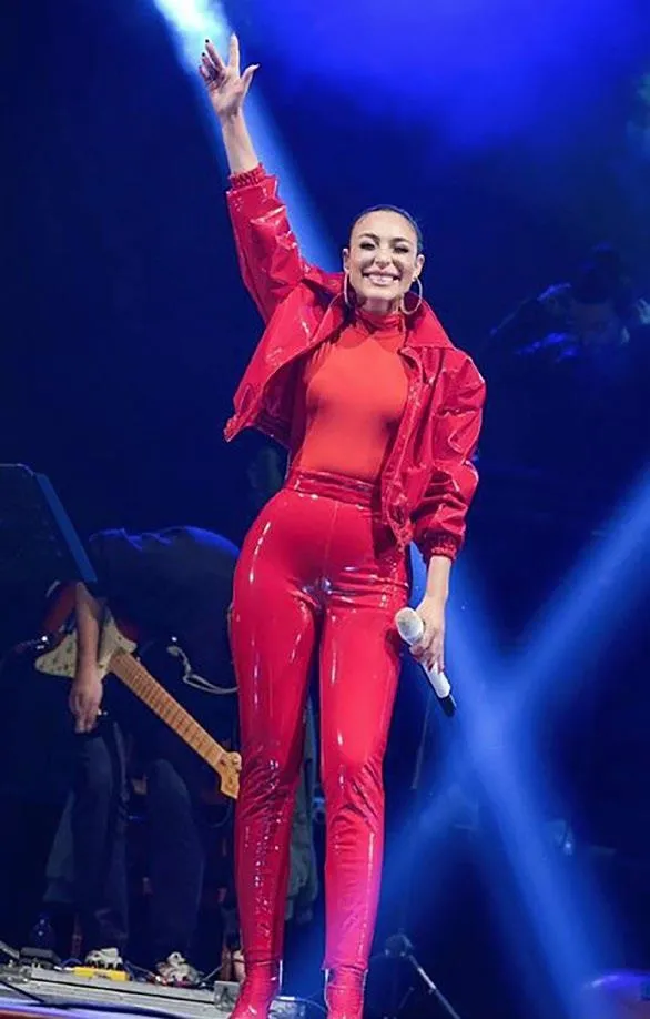 sahnede-cosku-1667166188923.jpeg Ünlü sanatçılar verdikleri konserlerle Cumhuriyet Bayramı coşkusunu sevenleriyle yaşadı-9