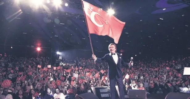 Erol Evgin sahneye Türk bayrağıyla çıktı