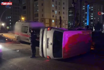 Ambulans ile minibüs çarpıştı: 5 yaralı